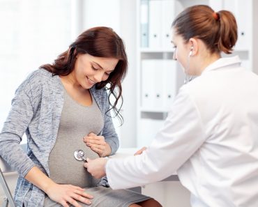 Jak skutecznie radzić sobie z mdłościami w ciąży – domowe sposoby