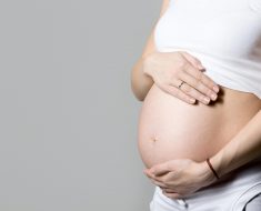 kobieta w ciąży dotyka swojego brzucha