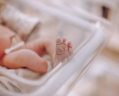 Czy poród kleszczowy ma wpływ na rozwój dziecka?