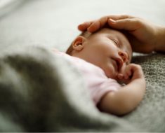 Jakie są najczęstsze skutki uboczne po szczepieniu niemowlaka?